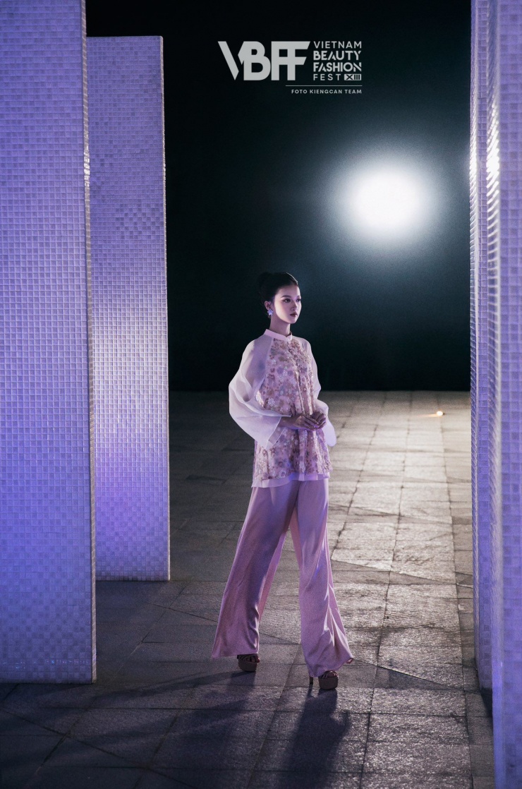 Hồng Thắm là sinh viên Trường Đại học Kinh tế Tài chính TP.HCM. Trước khi đến với Miss World Vietnam 2025, Hồng Thắm từng giành Hoa khôi của Trường Đại học Kinh tế Tài chính TP.HCM vào những ngày cuối tháng 12/2024.