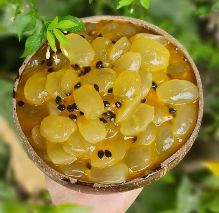 Từ hạt đác tươi, hạt đác rim dứa, rim dâu, đến đác rim sữa, rim hoa quả… loại hạt tưởng chừng vô giá trị này đã lột xác thành đặc sản được yêu thích nhờ độ giòn dai đặc trưng, vị thanh nhẹ và khả năng kết hợp với nhiều loại trái cây nhiệt đới.