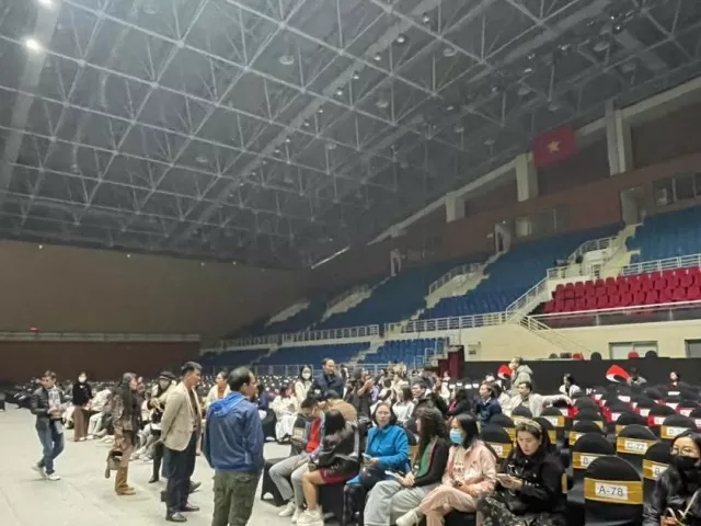 Đêm nhạc ở Hà Nội bị huỷ trước giờ diễn, khán giả phẫn nộ: 'Như trò hề'