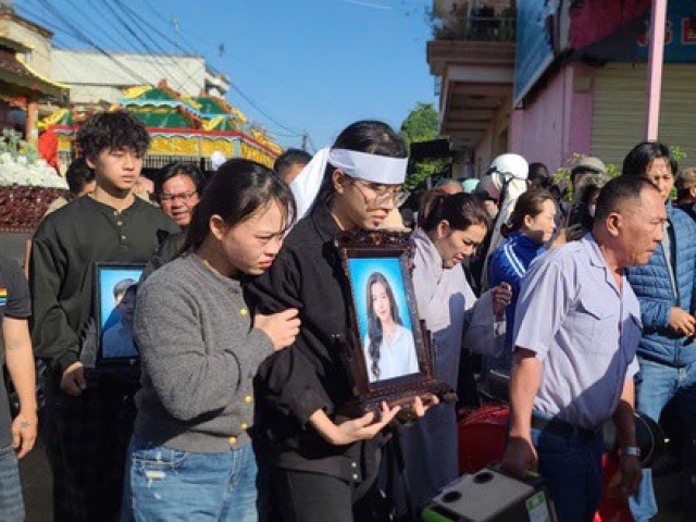 CLIP: Xúc động dòng người tiễn đưa 4 nạn nhân trong vụ cháy nhà