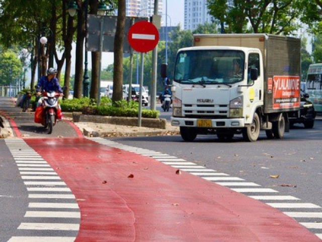 Cận cảnh làn đường "đặc biệt" trên đại lộ Mai Chí Thọ: Xe máy "lớ ngớ" đi vào sẽ bị phạt