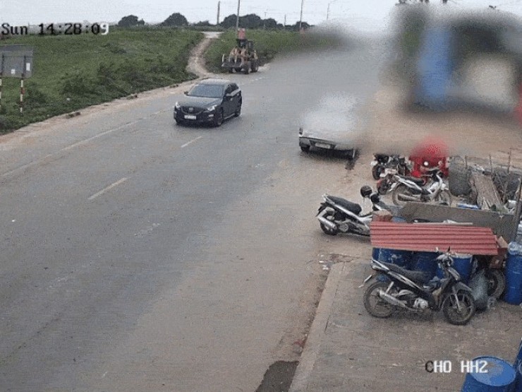 Khoảnh khắc máy xúc đâm thẳng vào xe máy, tài xế bị hất văng trên quốc lộ