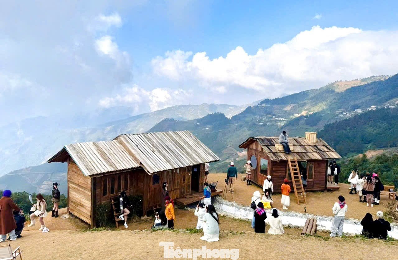 Sức hút của quán nằm ở chiếc mái gỗ chênh vênh, tạo nên bối cảnh chụp ảnh vừa lạ vừa thơ. Chỉ cần khéo léo chọn góc đứng, du khách dễ dàng bắt trọn khung cảnh mây ngàn cuồn cuộn hoặc ráng chiều rực rỡ trên đỉnh núi.