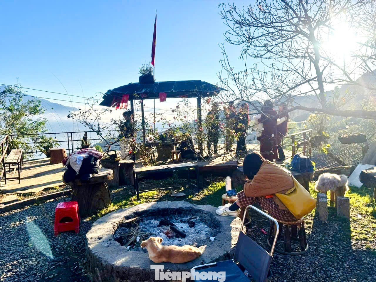 Một điểm cộng lớn là các quán ở khu vực không thu vé vào cửa. Du khách có thể thoải mái vào check-in, chụp ảnh mà không bắt buộc phải gọi đồ uống.