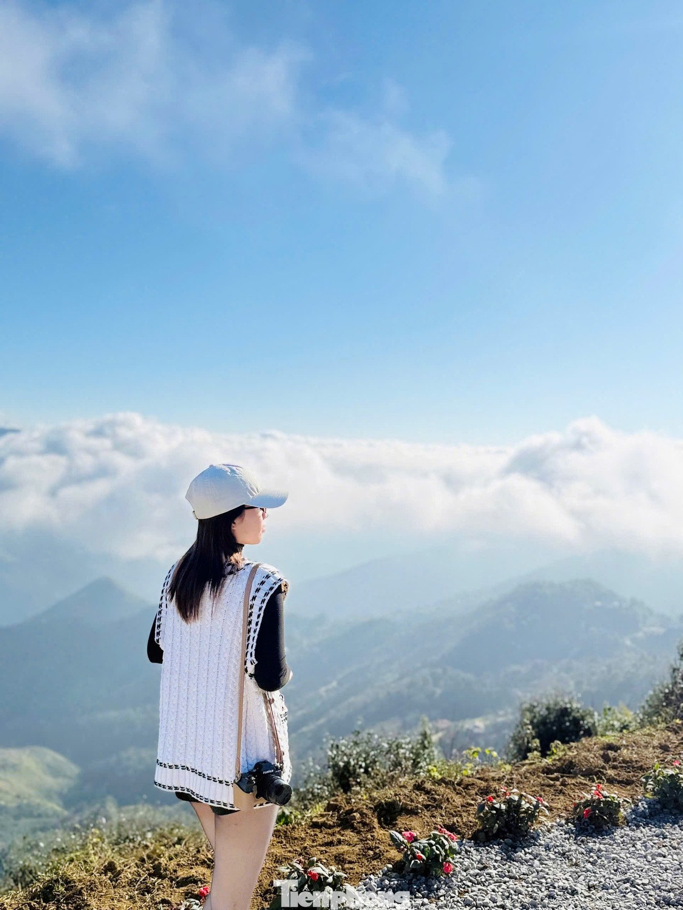 "Lần đầu săn mây ở Tà Xùa mà cứ ngỡ đang lạc vào một giấc mơ. Mây tràn qua mái nhà, nắng lên nhẹ khiến mọi mệt mỏi tan biến, chỉ muốn đứng yên để ngắm thêm thật lâu", bạn H. Vân (du khách đến từ Hà Nội) chia sẻ.