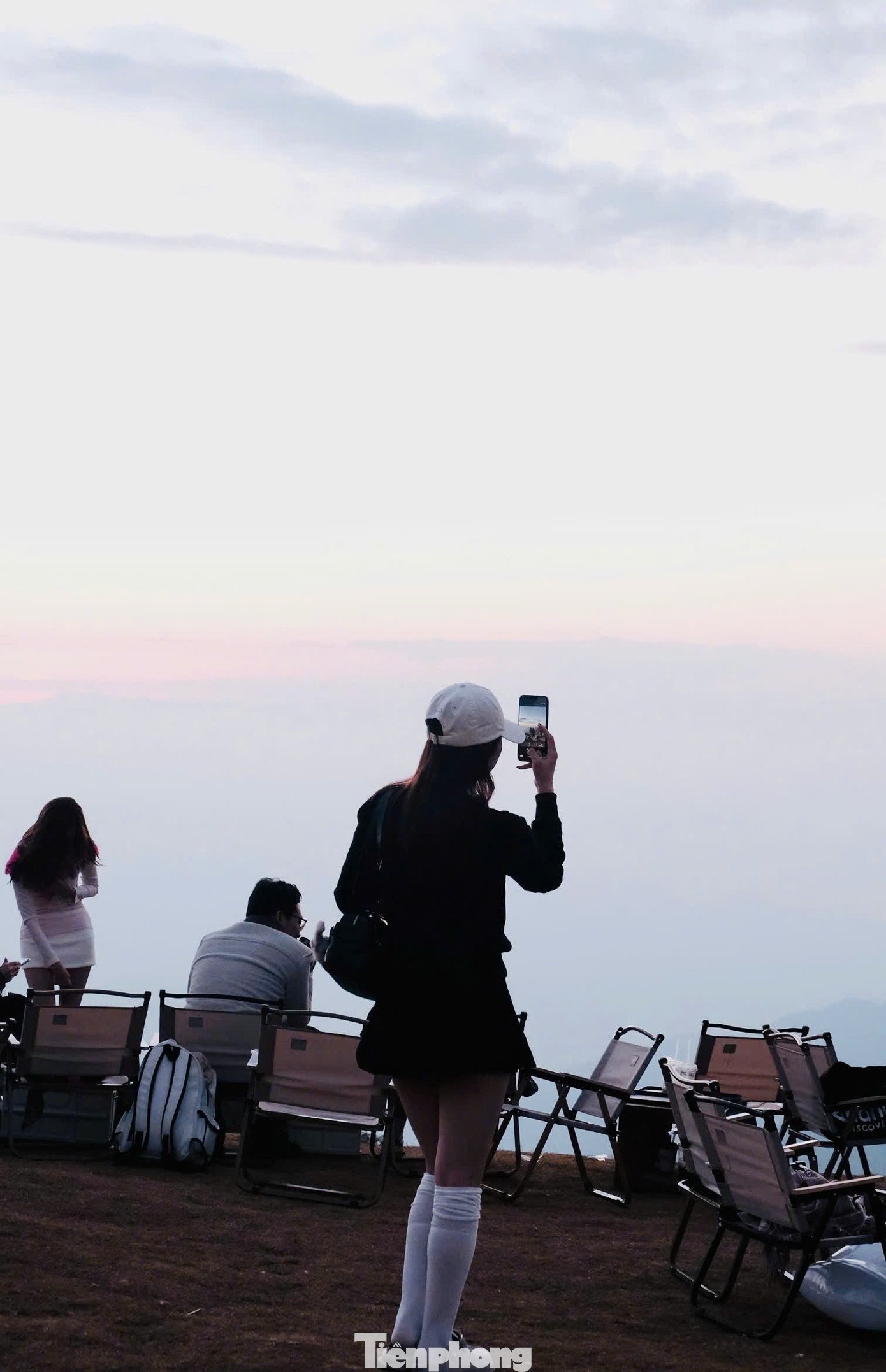 Không chỉ săn mây, trải nghiệm thưởng thức những que kem mát lạnh giữa thời tiết lạnh của vùng cao cũng khiến du khách phấn khích. Chính sự đối lập thú vị này đã tạo nên những kỷ niệm vui nhộn và đáng nhớ cho chuyến đi.