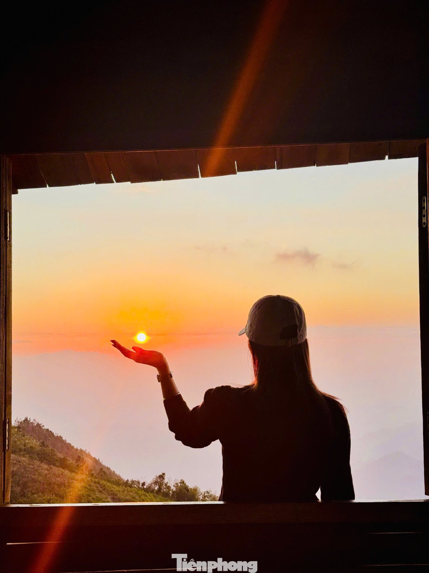 Nếu bình minh mang đến biển mây bồng bềnh thì hoàng hôn tại Tà Xùa lại quyến rũ theo một cách riêng. Được ngắm nhìn mặt trời dần khuất sau núi đồi là khoảnh khắc mà bất cứ du khách nào cũng muốn lưu giữ.