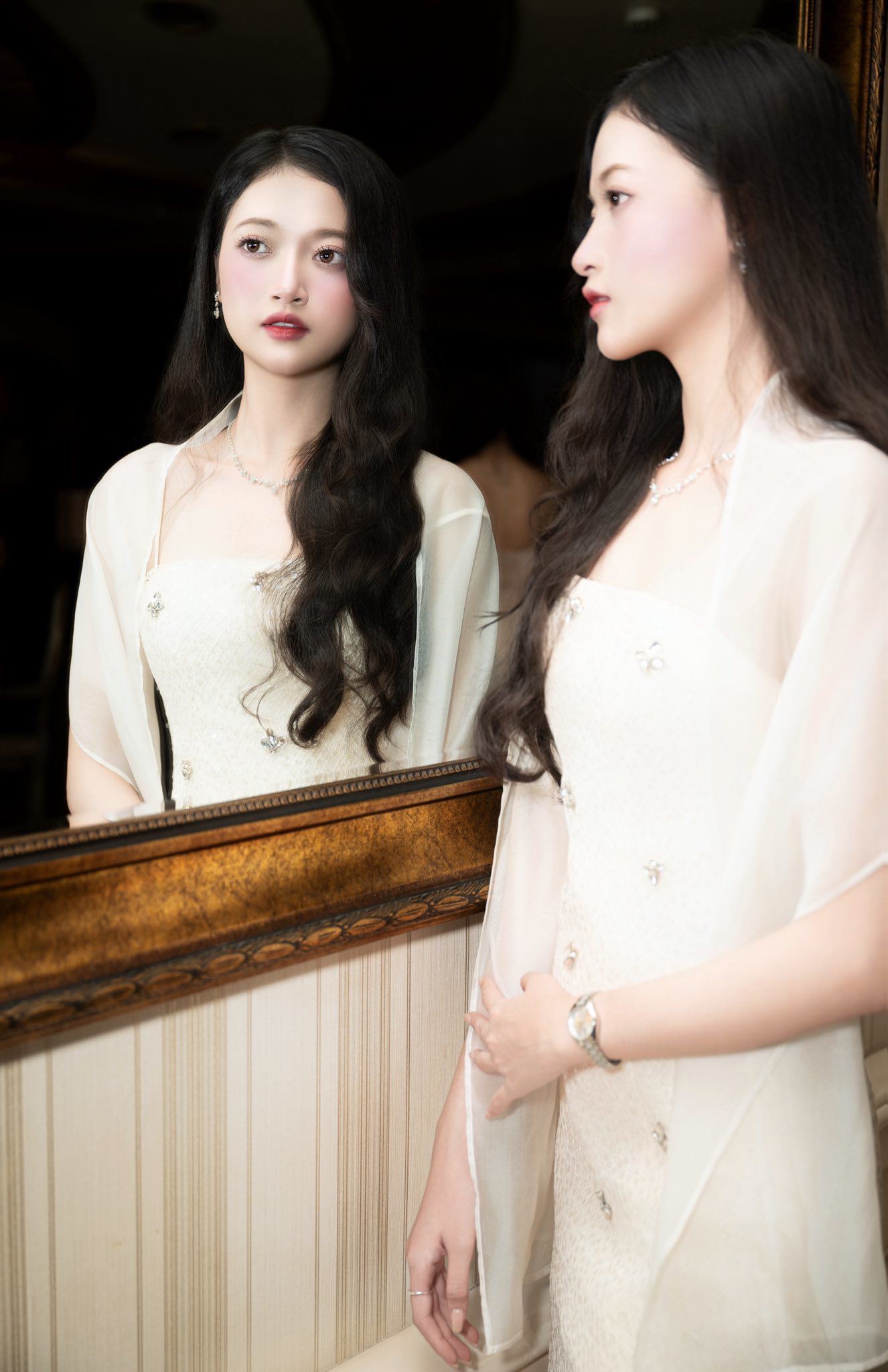 Hồng Thắm chia sẻ, cô từng là một cô gái hướng nội, ngại đám đông vì luôn lo sợ rằng mình chưa đủ khả năng. Đến năm 2024, cô đã dũng cảm bật "công tắc" của bản thân và bước ra ánh đèn sân khấu. Khoảnh khắc được xướng tên trở thành Hoa khôi Miss UEF 2024 đã giúp cô hiểu rằng vẻ đẹp thật sự của một cô gái bắt đầu từ sự can đảm và niềm tin vào chính mình.