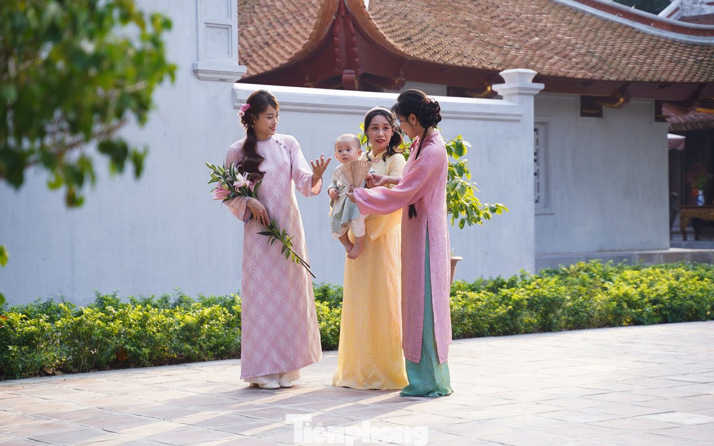 Trong khuôn viên đền, nhiều góc chụp đẹp cũng được các bạn trẻ khám phá để ghi lại những khoảnh khắc ấn tượng.