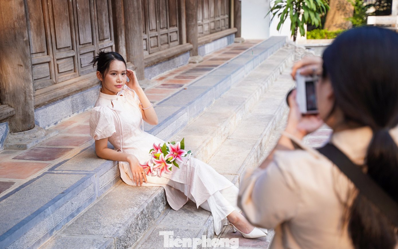 Trong khuôn viên đền, nhiều góc chụp đẹp cũng được các bạn trẻ khám phá để ghi lại những khoảnh khắc ấn tượng.