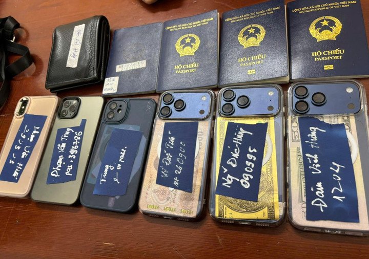 Một số máy điện thoại di động, hộ chiếu của những kẻ trong đường dây là tang vật của vụ án. (Ảnh: Công an Hà Tĩnh)