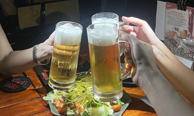 Không chỉ rượu mà bia đều có thể gây hại gan nếu uống nhiều. Ảnh: Ngọc Phạm