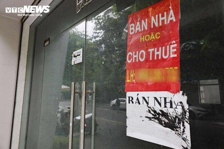 Nhiều mặt bằng gắn biển cho thuê nhiều tháng nhưng chưa tìm được khách. (Ảnh: Minh Đức).