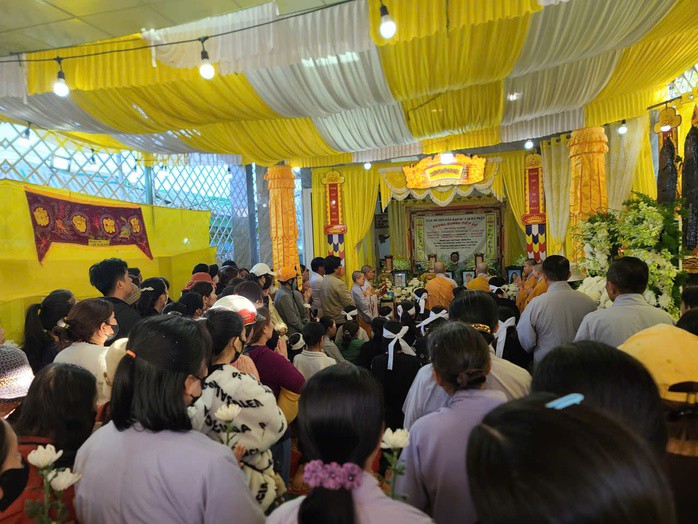 Người dân tới tiễn đưa các nạn nhân về nơi an nghỉ cuối cùng