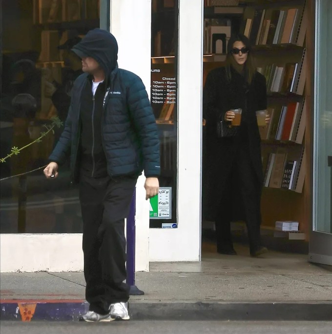 Leonardo DiCaprio 'khóa môi' bạn gái khi đi mua sắm - 5