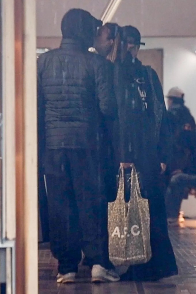 Leonardo DiCaprio 'khóa môi' bạn gái khi đi mua sắm - 1