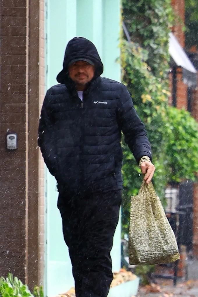 Leonardo DiCaprio 'khóa môi' bạn gái khi đi mua sắm - 6