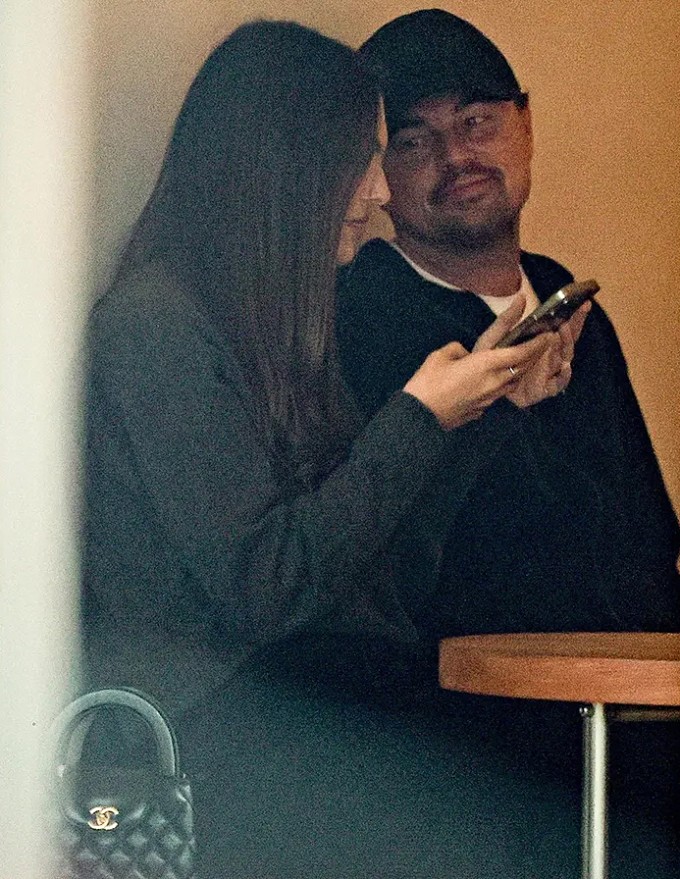 Leonardo DiCaprio 'khóa môi' bạn gái khi đi mua sắm - 2