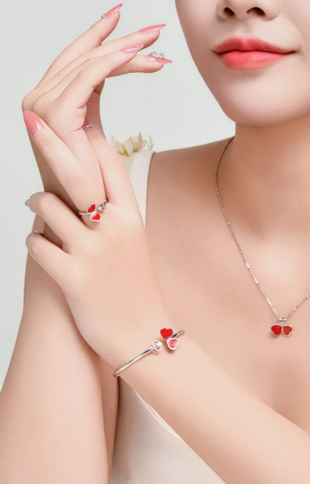 Trang sức dự tiệc cuối năm không cần đắt nhất, hay cầu kỳ tinh xảo nhất - mà cần phù hợp với trang phục, không gian và chính bản thân người đeo. Ảnh internet.