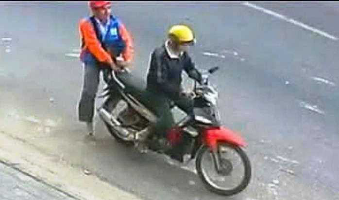 Hình ảnh ông C. cướp giật xấp vé số