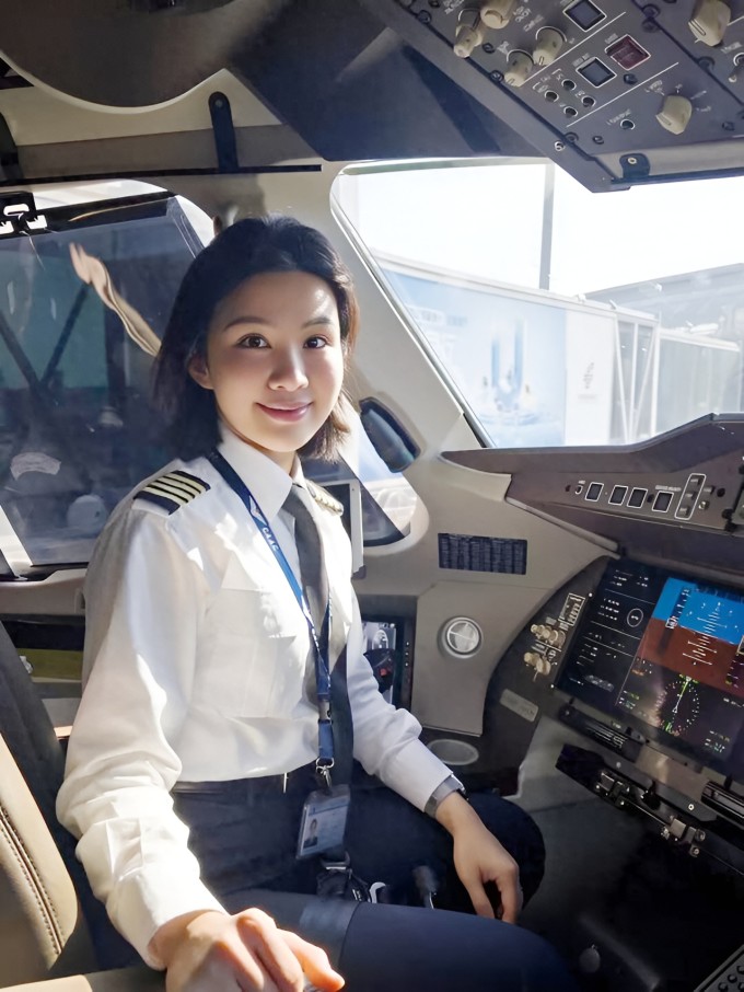 Yu Yue là nữ cơ trưởng đầu tiên lái máy bay nội địa do Trung Quốc sản xuất. Ảnh: Sina