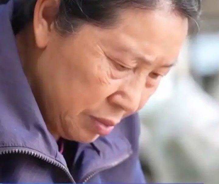 Mẹ của Li, bà Wu Dimei, luôn bên cạnh anh và hiện là một phần không thể thiếu trong các kế hoạch kinh doanh của anh. (Ảnh: CCTV)