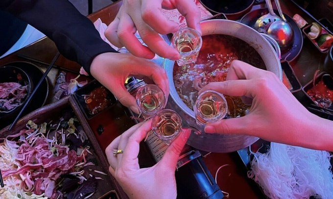 Không ít người uống rượu từ tối hôm trước nhưng sáng hôm sau vẫn còn nồng độ cồn trong máu và hơi thở. Ảnh: Nguyễn Huyền