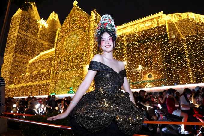 Du khách chụp hình trước Nhà thờ Đức Bà Sài Gòn đêm Giáng sinh. Ảnh: Quỳnh Trần