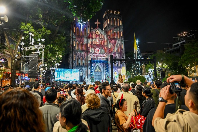 Người dân, du khách đổ về trung tâm Hà Nội vui chơi dịp Giáng sinh 2025. Ảnh: Giang Huy