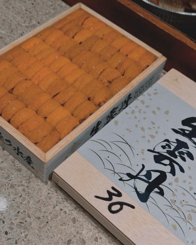 Nhum biển thường được phục vụ cùng cơm, rong biển, là một phần không thể thiếu của omakase.