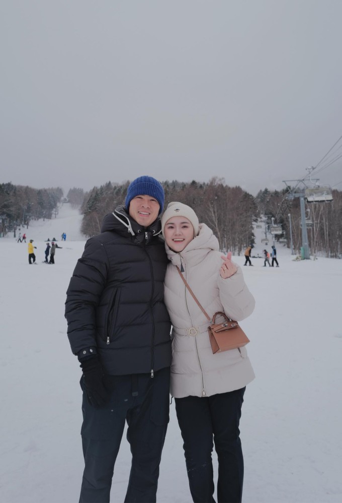 Quỳnh Anh xách túi nửa tỷ đồng chồng tặng trong chuyến du lịch Nhật Bản cùng cả gia đình để mừng sinh nhật tuổi 29.