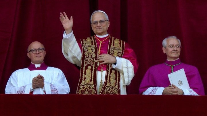 Tân Giáo hoàng Leo XIV đã ra mắt tại ban công chính của Vương cung thánh đường Thánh Peter. (Ảnh: Vaticannews.va)