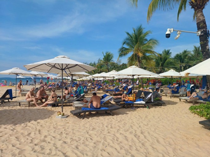 Khách quốc tế đông nghịt ở Bãi Dài chiều 29/12. Ảnh: Wyndham Grand Phu Quoc