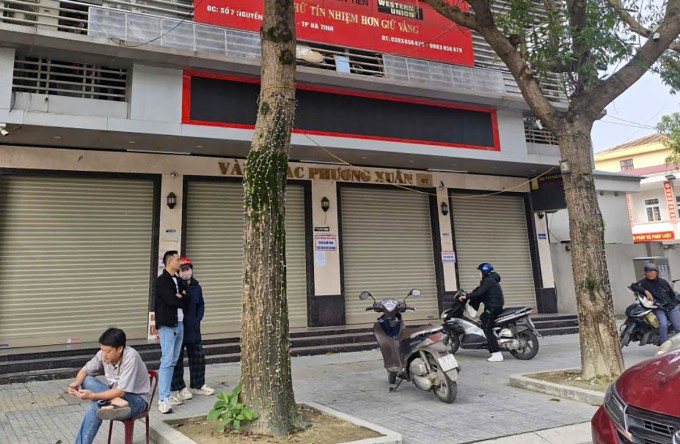 Nhiều cơ sở thuộc tiệm vàng lớn ở Hà Tĩnh bất ngờ đóng cửa - 1