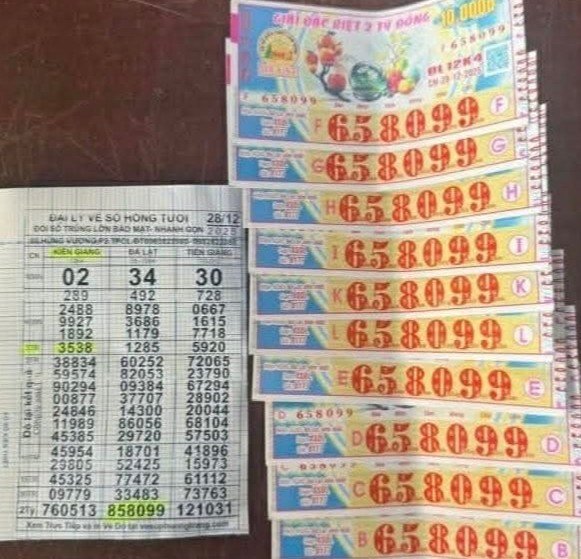 Đến chiều 29/12, chỉ mới có chủ nhân trúng an ủi vé số Đà Lạt đến đại lý đổi thưởng. Ảnh: ĐLVS Hồng Tươi.