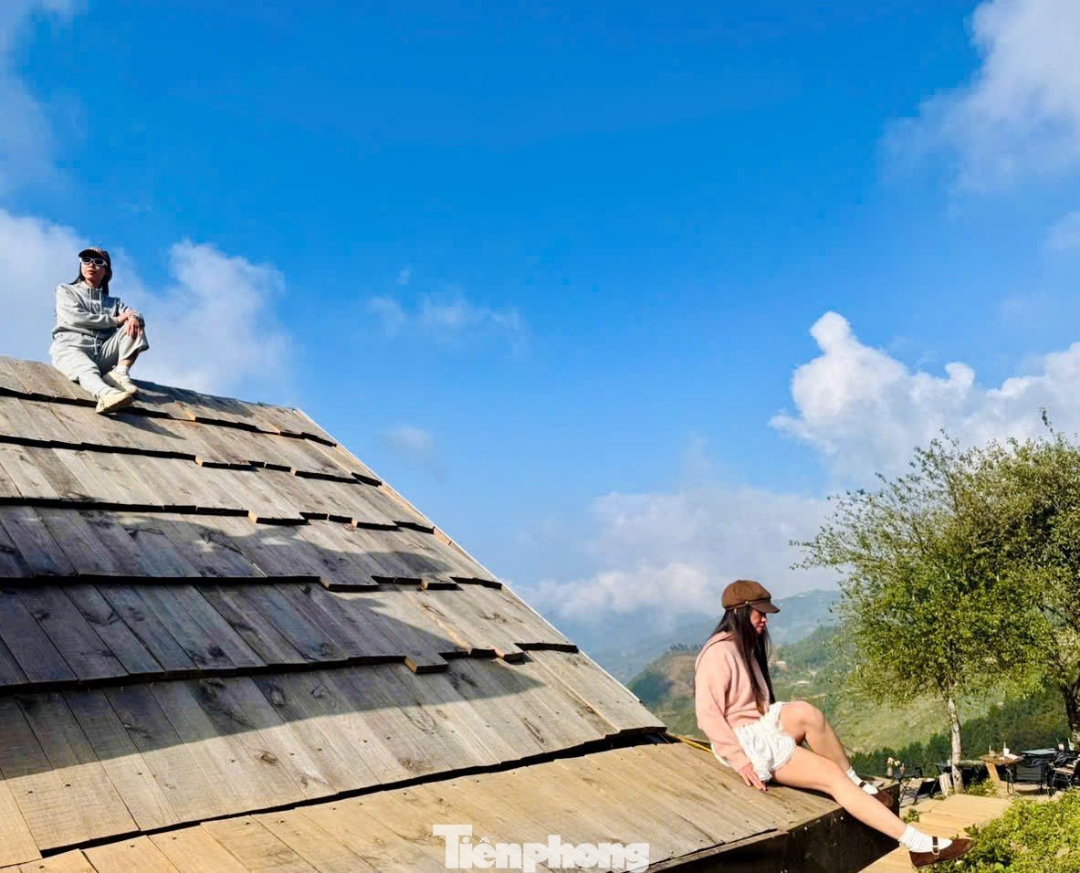 Sức hút của quán nằm ở chiếc mái gỗ chênh vênh, tạo nên bối cảnh chụp ảnh vừa lạ vừa thơ. Chỉ cần khéo léo chọn góc đứng, du khách dễ dàng bắt trọn khung cảnh mây ngàn cuồn cuộn hoặc ráng chiều rực rỡ trên đỉnh núi.