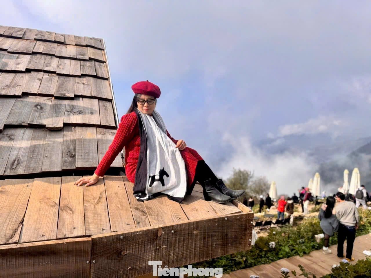 Theo chủ quán, do tận dụng địa hình sườn núi nên khoảng cách từ lối đi xuống mái nhà chưa đầy một mét, tạo cảm giác như một triền dốc thoải. Để phục vụ nhu cầu check-in, phần khung nhà cũng được tính toán và gia cố chắc chắn ngay từ đầu, giúp du khách yên tâm khi leo lên săn mây.