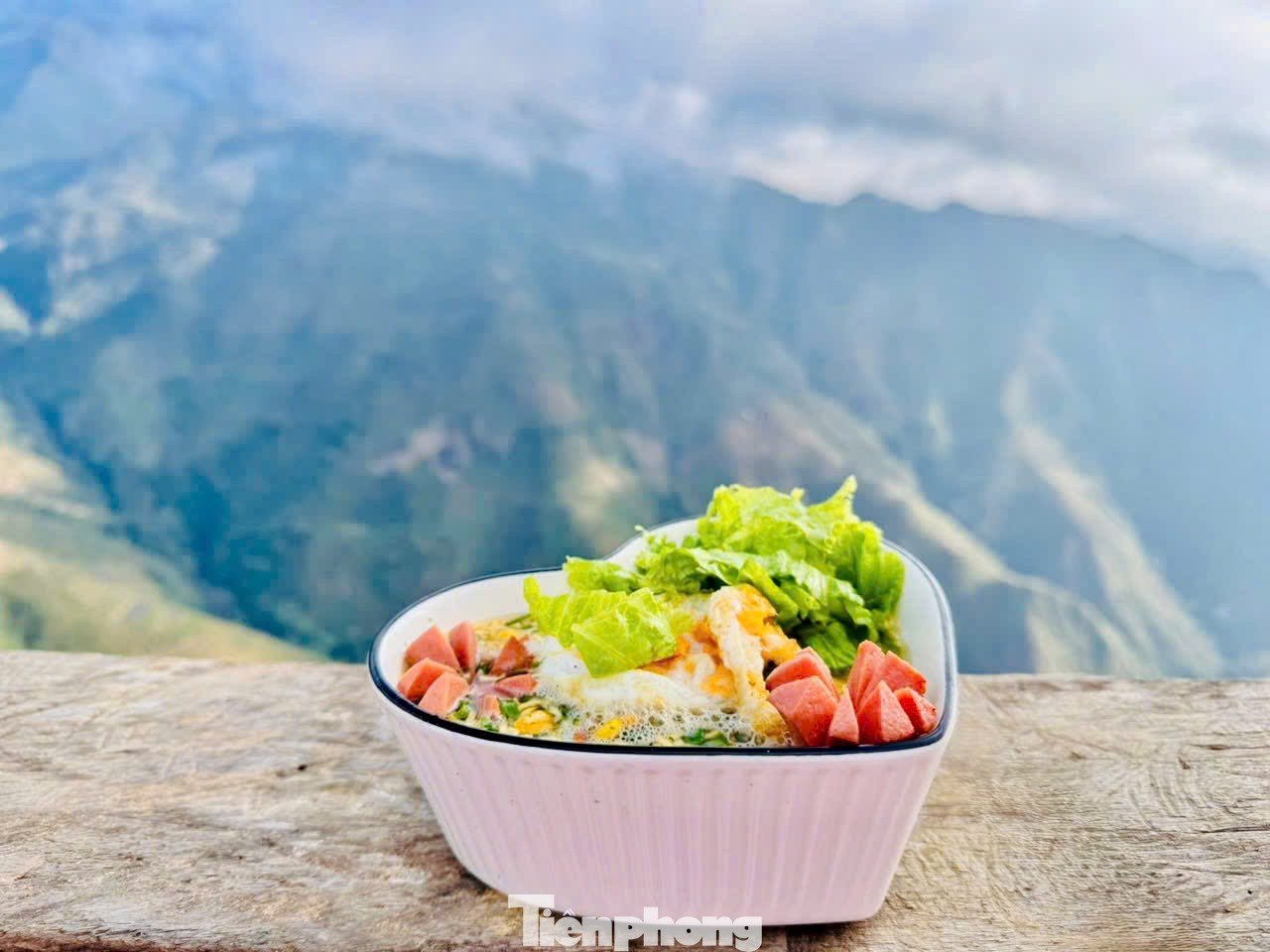 Một điểm cộng lớn là các quán ở khu vực không thu vé vào cửa. Du khách có thể thoải mái vào check-in, chụp ảnh mà không bắt buộc phải gọi đồ uống.