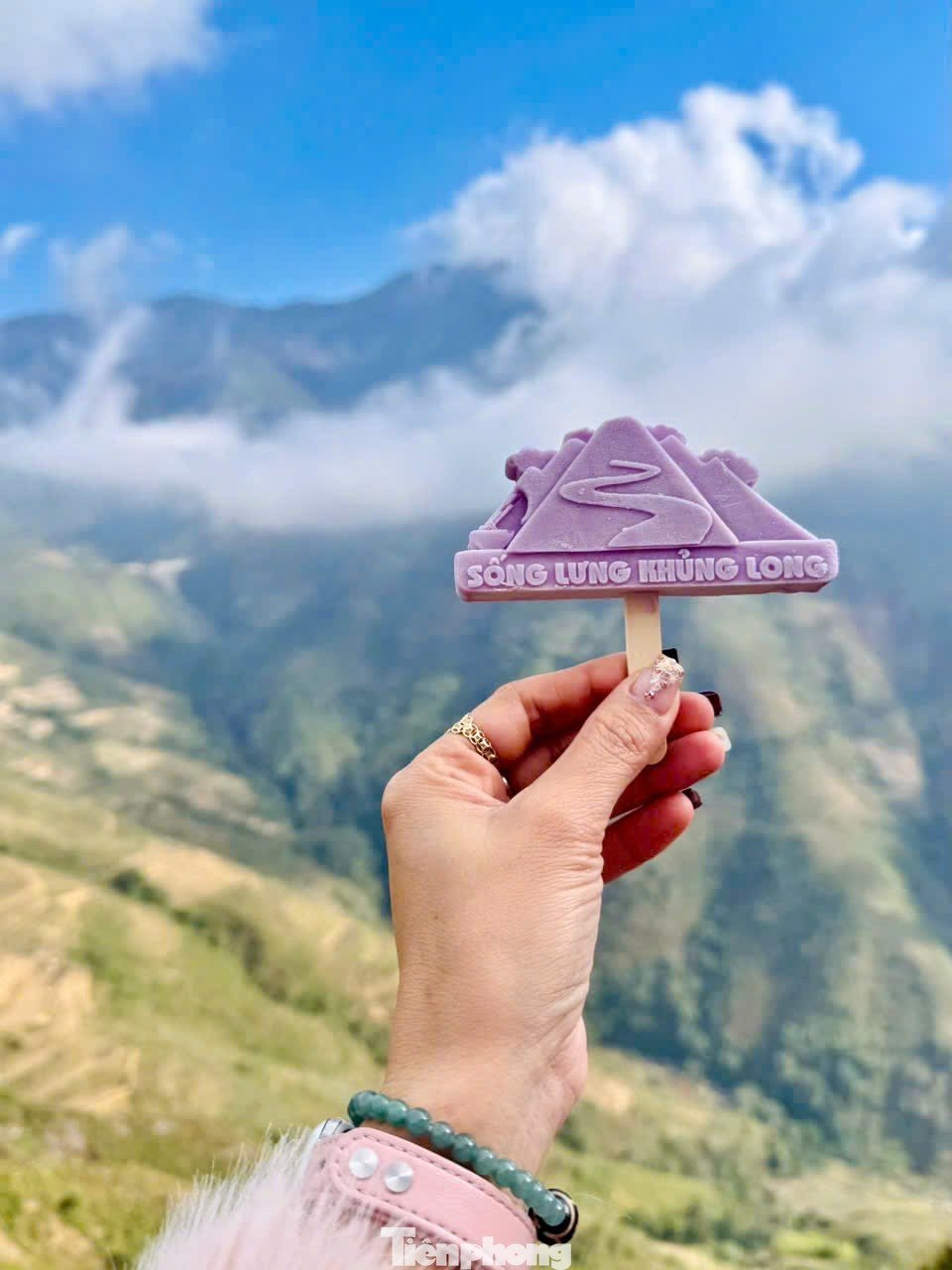 Không chỉ săn mây, trải nghiệm thưởng thức những que kem mát lạnh giữa thời tiết lạnh của vùng cao cũng khiến du khách phấn khích. Chính sự đối lập thú vị này đã tạo nên những kỷ niệm vui nhộn và đáng nhớ cho chuyến đi.