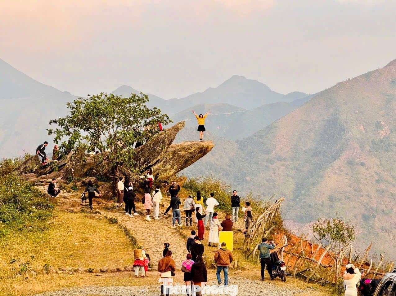 Ngoài điểm check-in mới nổi này, các địa danh quen thuộc như Cây cô đơn, Mỏm cá heo... vẫn duy trì sức hút lớn. Đến Tà Xùa, du khách cũng đừng quên dành thời gian khám phá đời sống bản địa, nghỉ đêm tại homestay và thưởng thức những món ăn mang đậm hương vị núi rừng Tây Bắc.