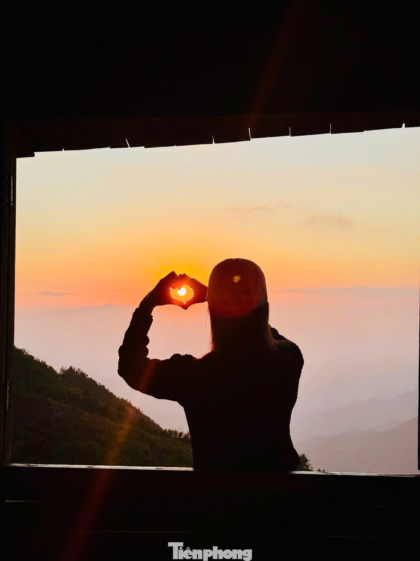 Nếu bình minh mang đến biển mây bồng bềnh thì hoàng hôn tại Tà Xùa lại quyến rũ theo một cách riêng. Được ngắm nhìn mặt trời dần khuất sau núi đồi là khoảnh khắc mà bất cứ du khách nào cũng muốn lưu giữ.