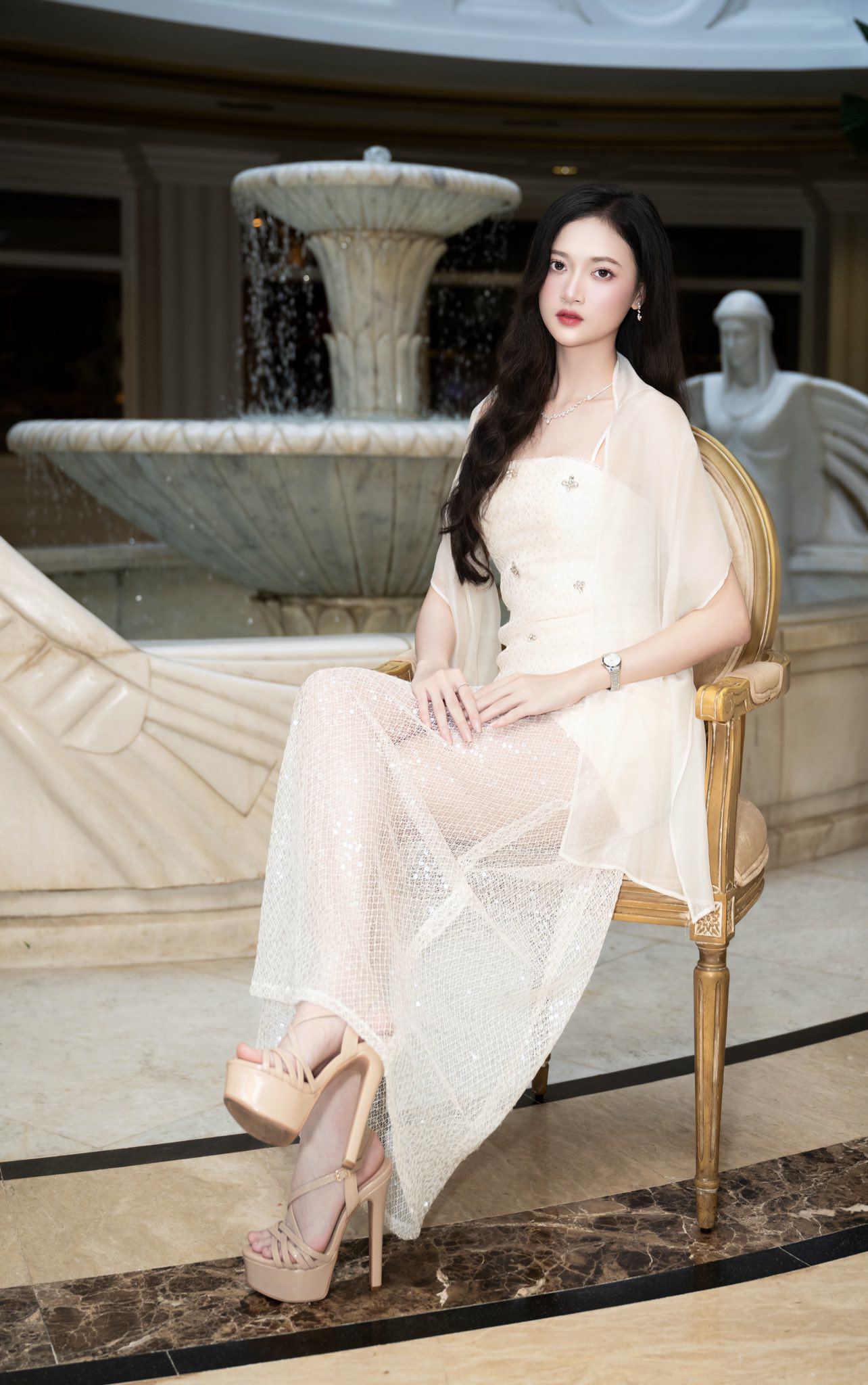 Hồng Thắm chia sẻ, cô từng là một cô gái hướng nội, ngại đám đông vì luôn lo sợ rằng mình chưa đủ khả năng. Đến năm 2024, cô đã dũng cảm bật "công tắc" của bản thân và bước ra ánh đèn sân khấu. Khoảnh khắc được xướng tên trở thành Hoa khôi Miss UEF 2024 đã giúp cô hiểu rằng vẻ đẹp thật sự của một cô gái bắt đầu từ sự can đảm và niềm tin vào chính mình.