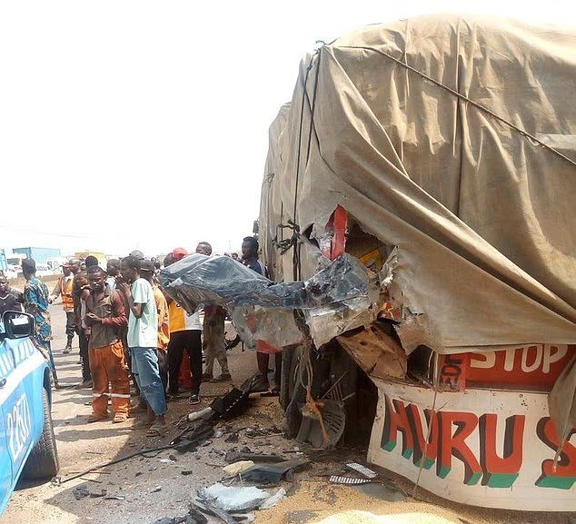 Hiện trường vụ tai nạn, bên phải là chiếc xe tải bị xe SUV của Joshua tông vào