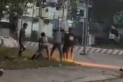 Nam thanh niên ôm đầu liên tục nói "em xin lỗi" trước vòng vây của nhiều đối tượng