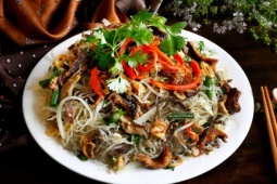 Cách xào miến tơi, không vón cục nhờ một quả trứng