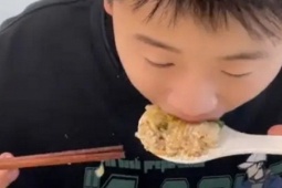 Khoe sức ăn của con, một bà mẹ khiến 16.000 cư dân mạng phẫn nộ