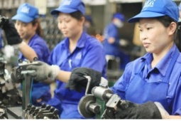 Thu nhập đứng yên, người lao động “hụt hơi” vì chi phí sinh hoạt leo thang