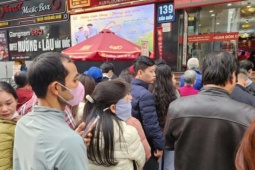 Giá vàng hôm nay mới nhất (29/12) giảm "không phanh": Người mua nườm nượp xếp hàng, nhà hàng vẫn giới hạn bán