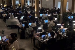 Bức ảnh 'hot' khiến dân mạng tranh cãi việc ‘học, làm ở quán cà phê có lãng phí’