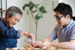 Tuổi già không giao hết tài sản: Một câu nói của con trai khiến tôi lặng người